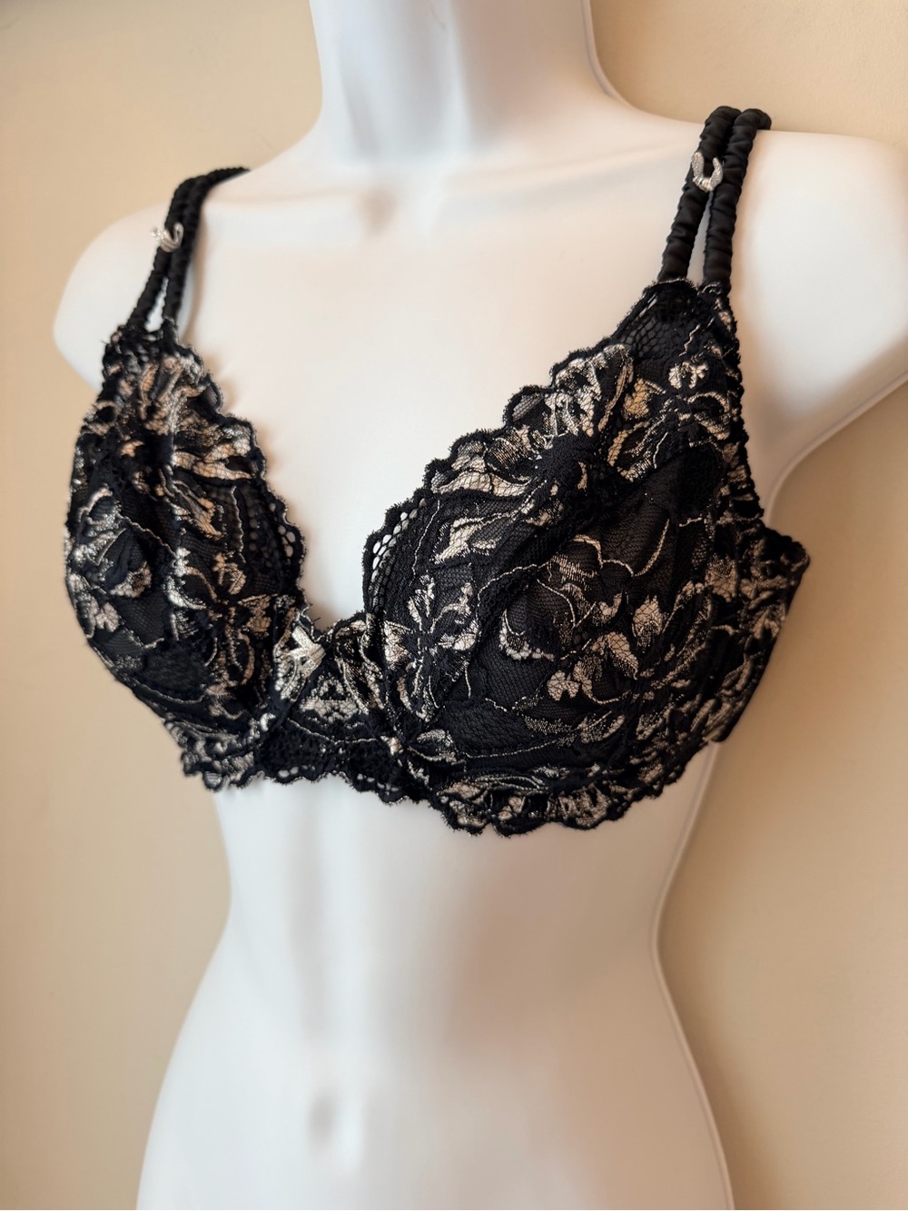 La Vie en Rose Black Lace Floral Bra 36D Dark Romantic Laced